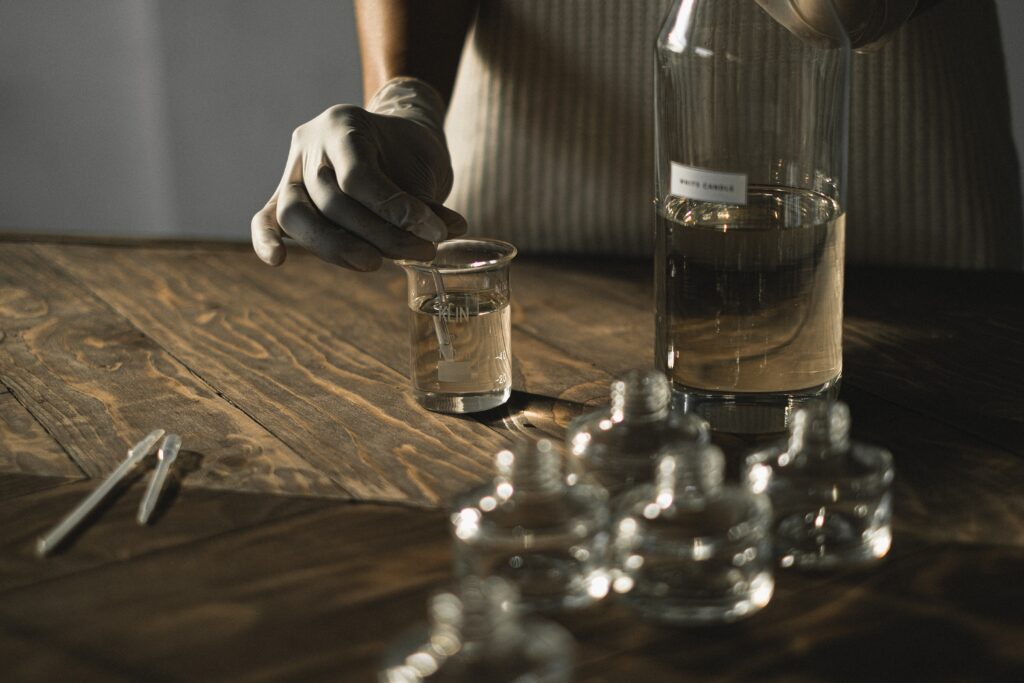 Foto de Anna Shvets: https://www.pexels.com/es-es/foto/mujer-mano-vaso-mesa-5760878/