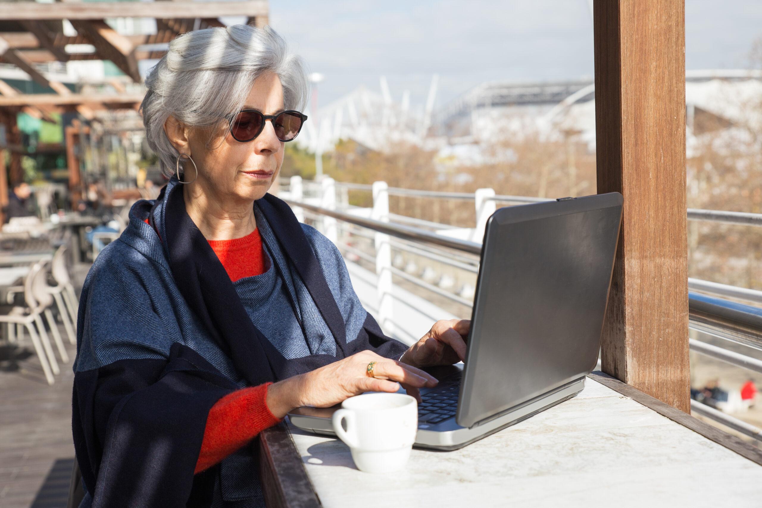 Mujer tercera edad consulta su ordenador portátil